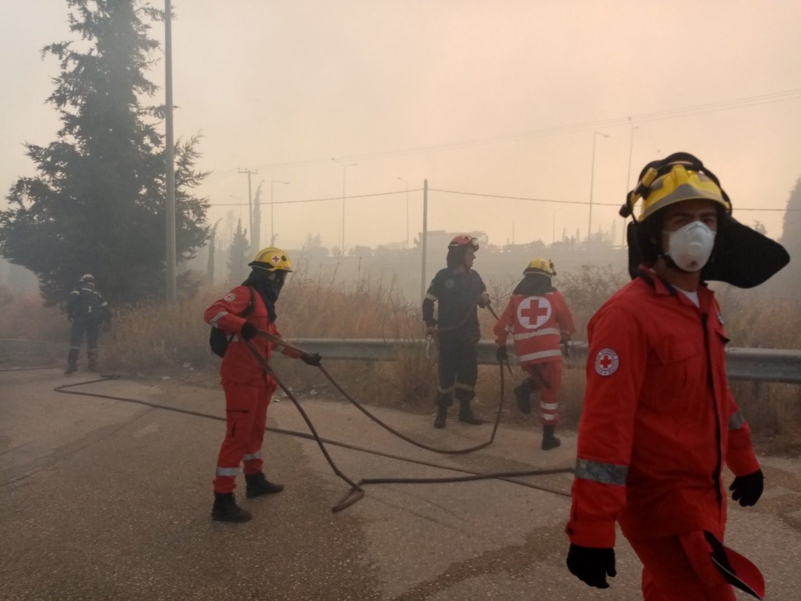 Βορειοανατολική Αττική: Ο Ελληνικός Ερυθρός Σταυρός καταβάλλει υπεράνθρωπες προσπάθειες στα πύρινα μέτωπα (βίντεο)