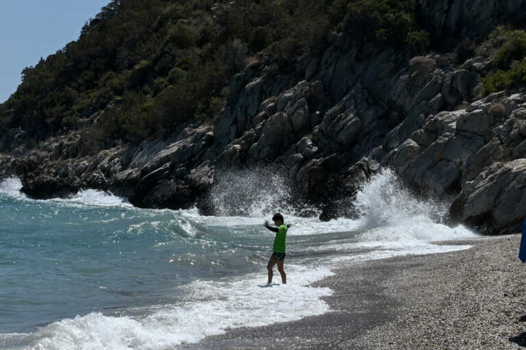 Καιρός: Υψηλές θερμοκρασίες έως 39 βαθμούς σήμερα και ισχυροί άνεμοι στο Αιγαίο