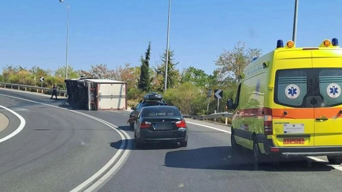 Τροχαίο στην Εγνατία: Νταλίκα ανετράπη στο ύψος της Βέροιας – Η κυκλοφορία διεξάγεται από την Παλαιά Εθνική