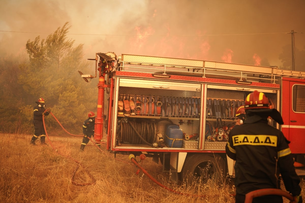 Κάτοικος Βριλησσίων για φωτιά: «Γίνεται χαλασμός – Καίγονται σπίτια»