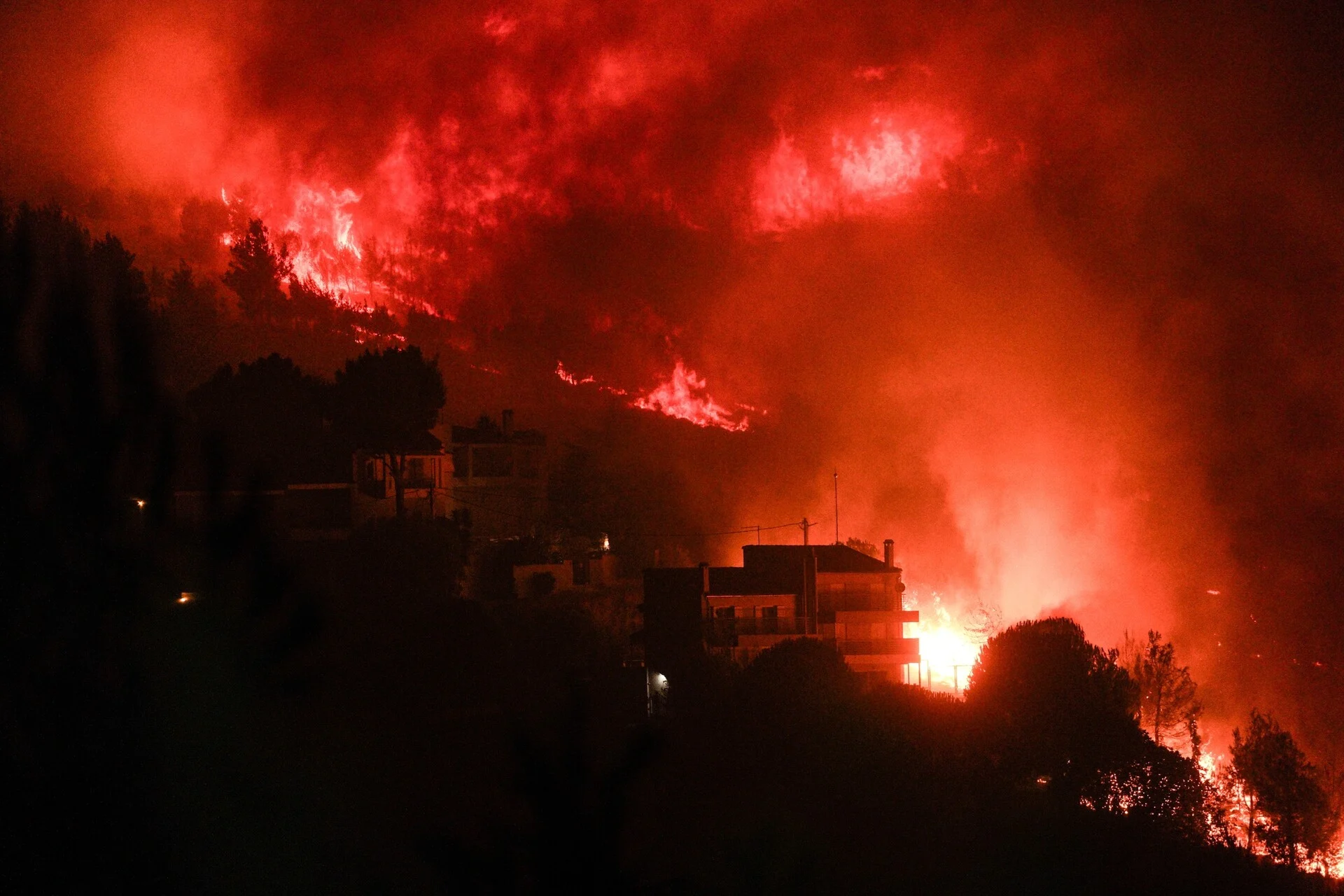 ΓΣΕΕ: Όσα προβλέπονται για τους εργαζόμενους που διαμένουν ή εργάζονται στις περιοχές που πλήττονται από τις φωτιές