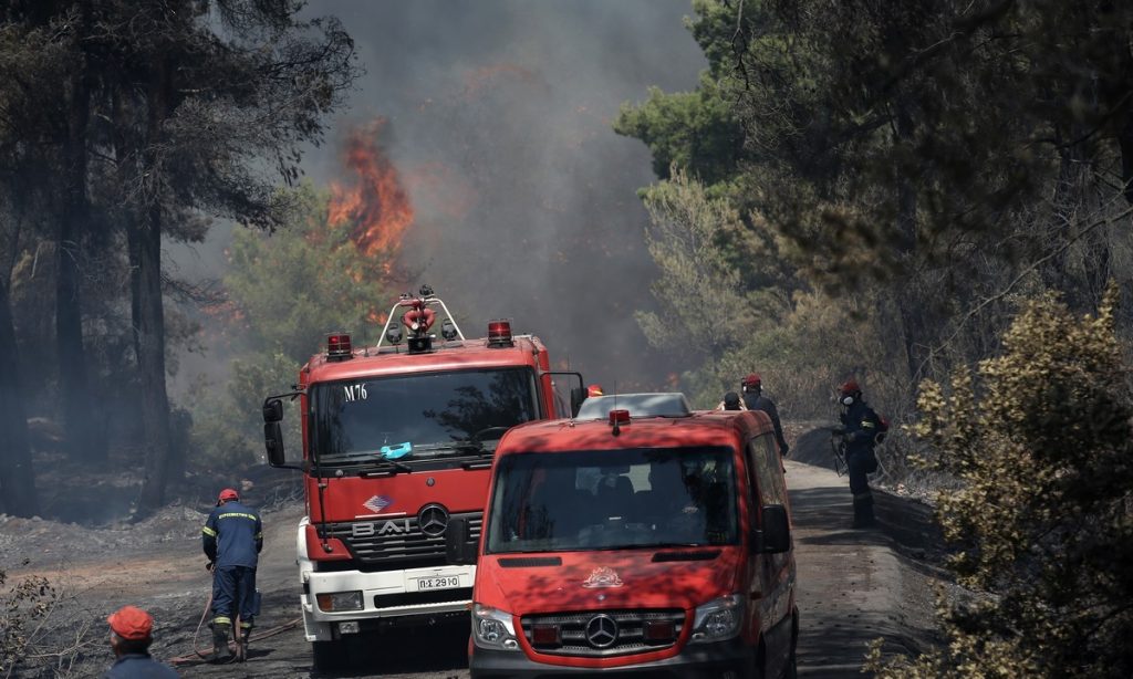 Κάηκαν δύο πυροσβεστικά οχήματα στο Νέο Βουτζά – Τραυματίστηκε ένας πυροσβέστης