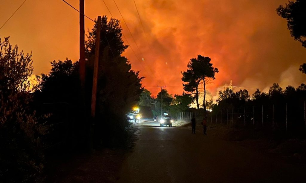 Δήμαρχος Πεντέλης: «Αναζωπυρώθηκε η φωτιά στο Αστεροσκοπείο Αθηνών»