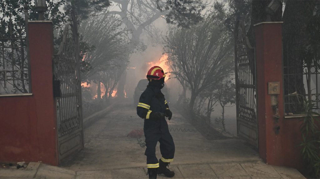 Πυρκαγιά στην Αττική: 100.000 στρέμματα καμένου δάσους μέχρι το μεσημέρι – Και συνεχίζει να καίει