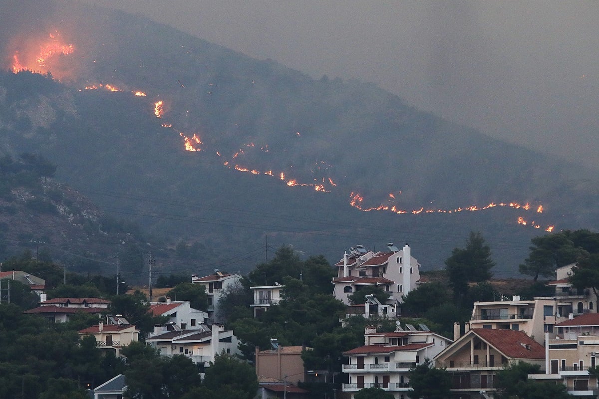 Φωτιά στην Αττική: Κίνδυνος διακοπής ρεύματος – Πέφτει η τάση σε 3 περιοχές