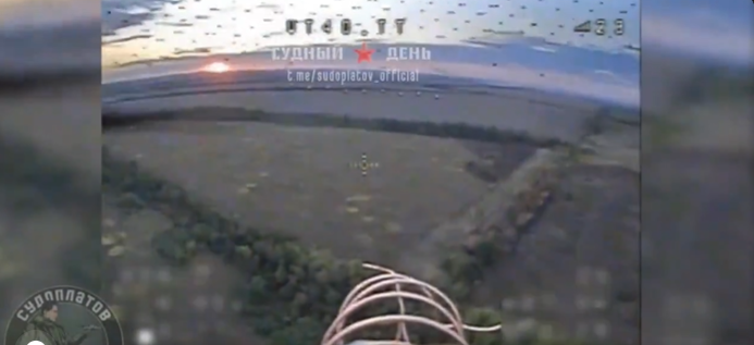 Ρωσικό drone FPV καταστρέφει ουκρανικό τεθωρακισμένο όχημα μεταφοράς προσωπικού MaxxPro κοντά στο Νεβέλσκε (βίντεο)