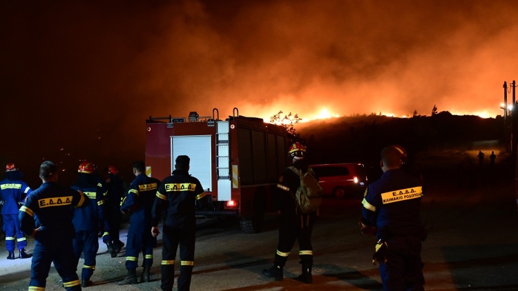 Οι δρόμοι που είναι κλειστοί σε Βαρνάβα, Σταμάτα, Δροσιά, Διόνυσο και Πεντέλη λόγω της φωτιάς