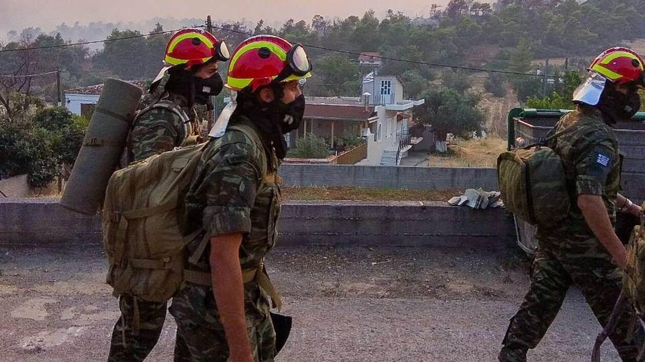 Πυρκαγιά στην ΒΑ Αττική: Με όλα τα διαθέσιμα μέσα συνδράμουν οι Ένοπλες Δυνάμεις στις επιχειρήσεις