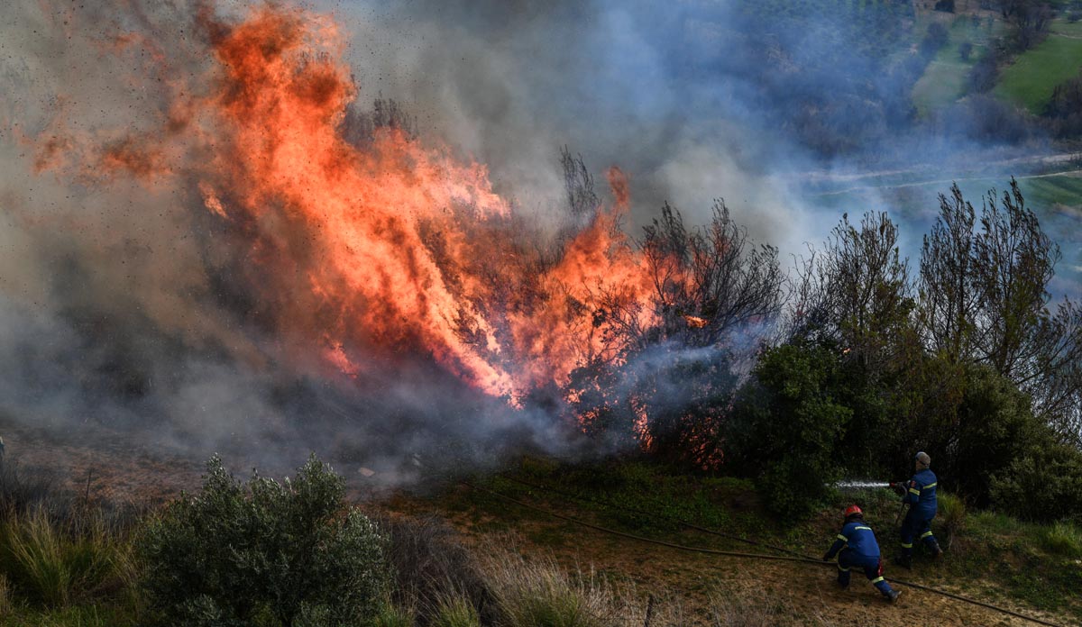 Φωτιά τώρα στο Ζευγολατιό Κορινθίας (βίντεο)