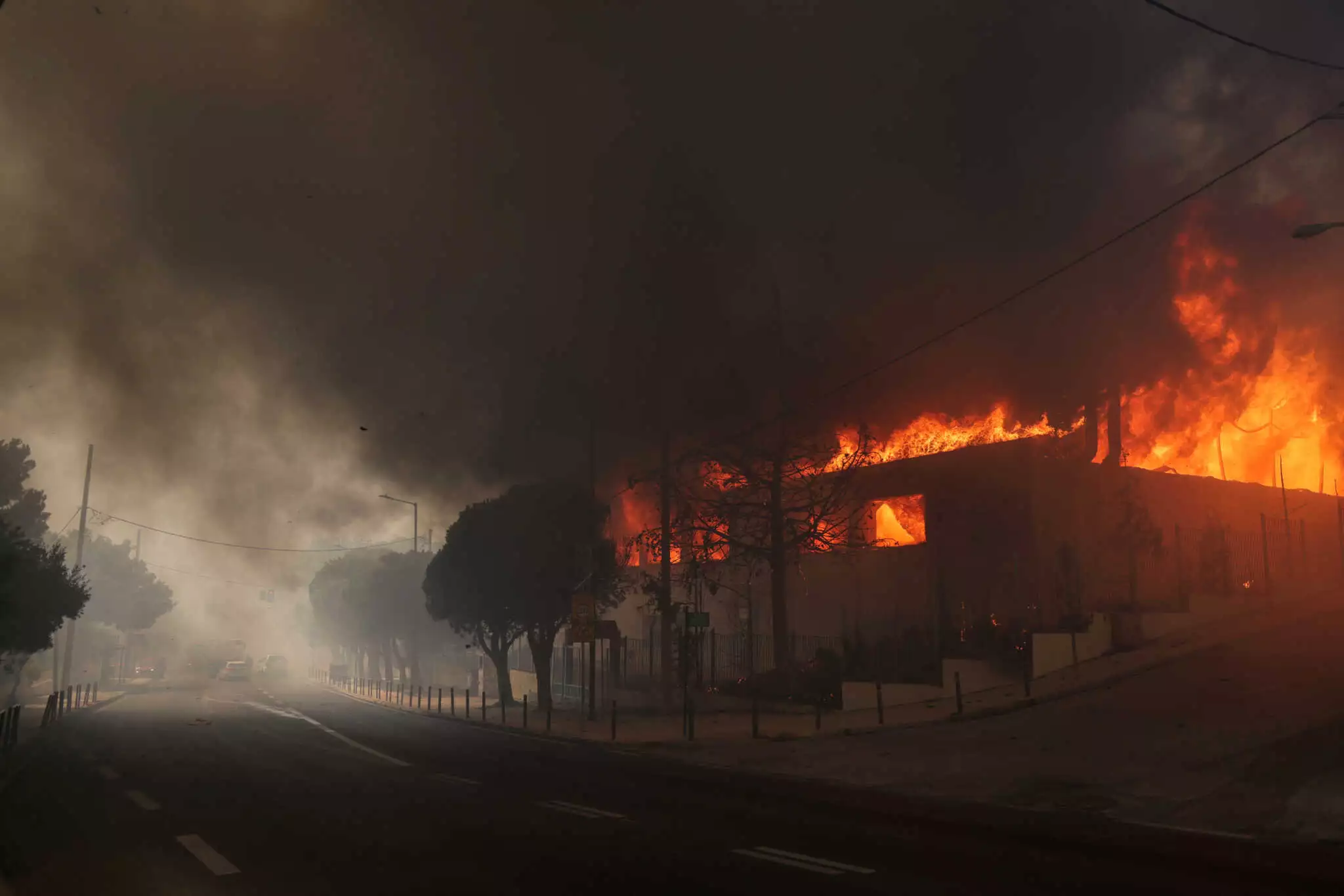 Φωτιά στην Αττική: Μεγάλη αναζωπύρωση στη Νέα Μάκρη – Εκκένωση της περιοχής Ερυθρός προς Ραφήνα