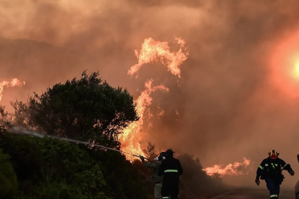 Ο Λέκκας προσπαθεί να… δικαιολογήσει την καταστροφή της Αττικής με «καμινάδες» και «αέρα κοπανιστό»!