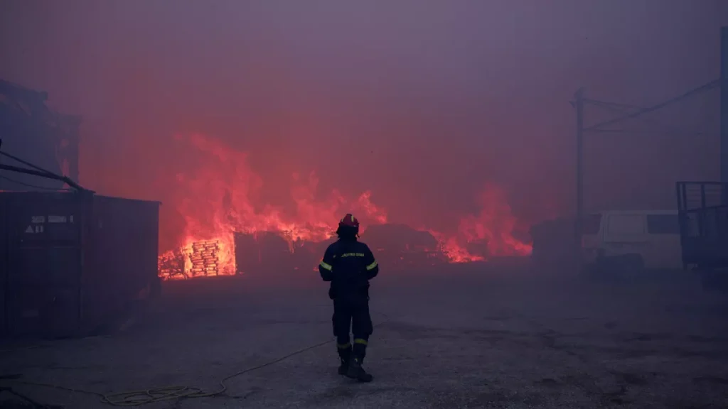 Καταγγελίες πολιτών για την πυρκαγιά στην Αττική: «Δεν έχει εμφανιστεί κανένας αρμόδιος εδώ και 2 μέρες»