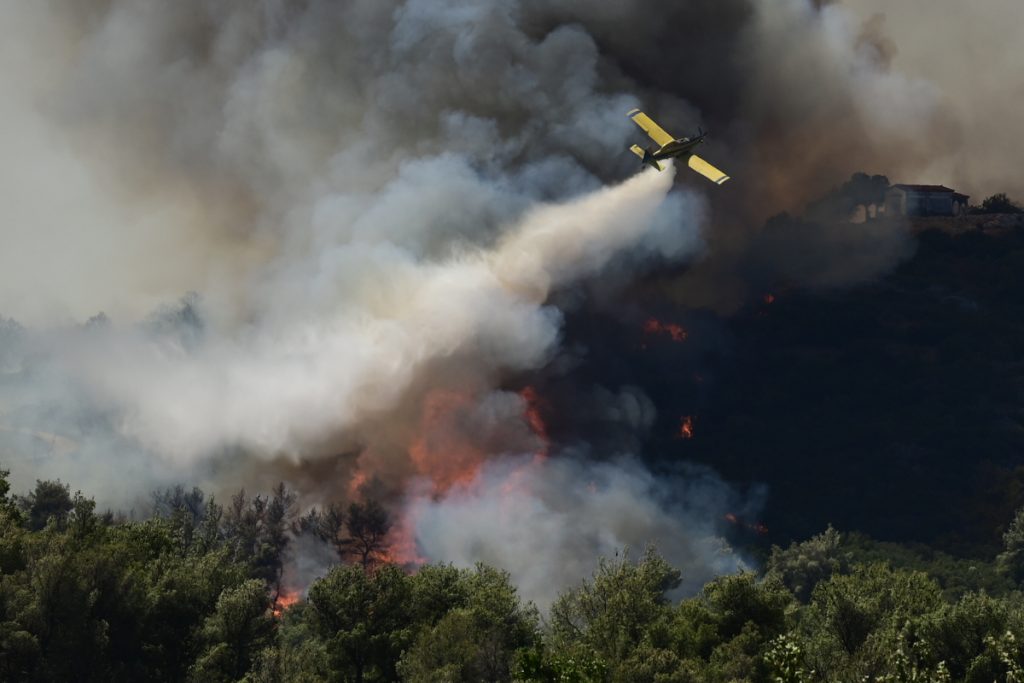 Νέα αναζωπύρωση της φωτιάς κοντά στον οικισμό Βρανά στη Νέα Μάκρη