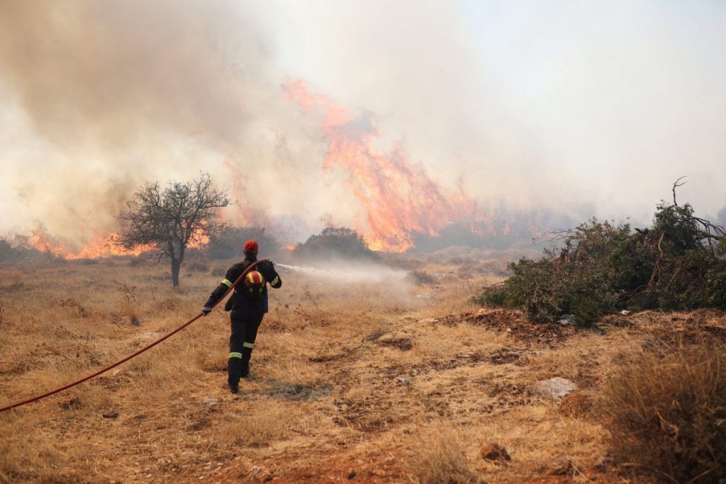 Εθελοντής πυροσβέστης για φωτιά στην ΒΑ Αττική: «Το κράτος δεν κάνει τίποτα – Οι πολιτικοί θέλουν να καταστρέψουν την Ελλάδα»