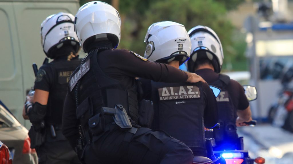 Χαλκιδική: Σπρέι πιπεριού, γκλοπ και μαχαίρια βρέθηκαν στην κατοχή των Βούλγαρων που συνελήφθησαν για το επεισόδιο στο beach bar