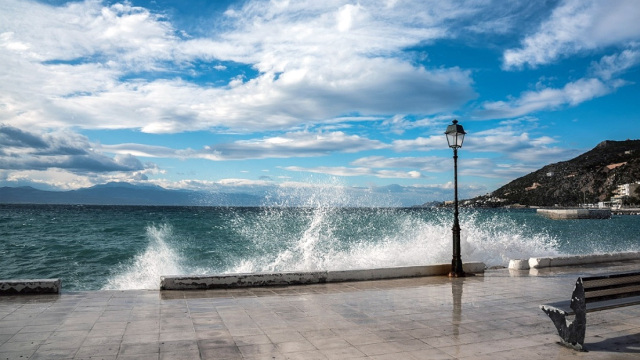 Καιρός: Με αρκετή ζέστη και μελτέμια η σημερινή μέρα – Πτώση της θερμοκρασίας και βροχές από αύριο