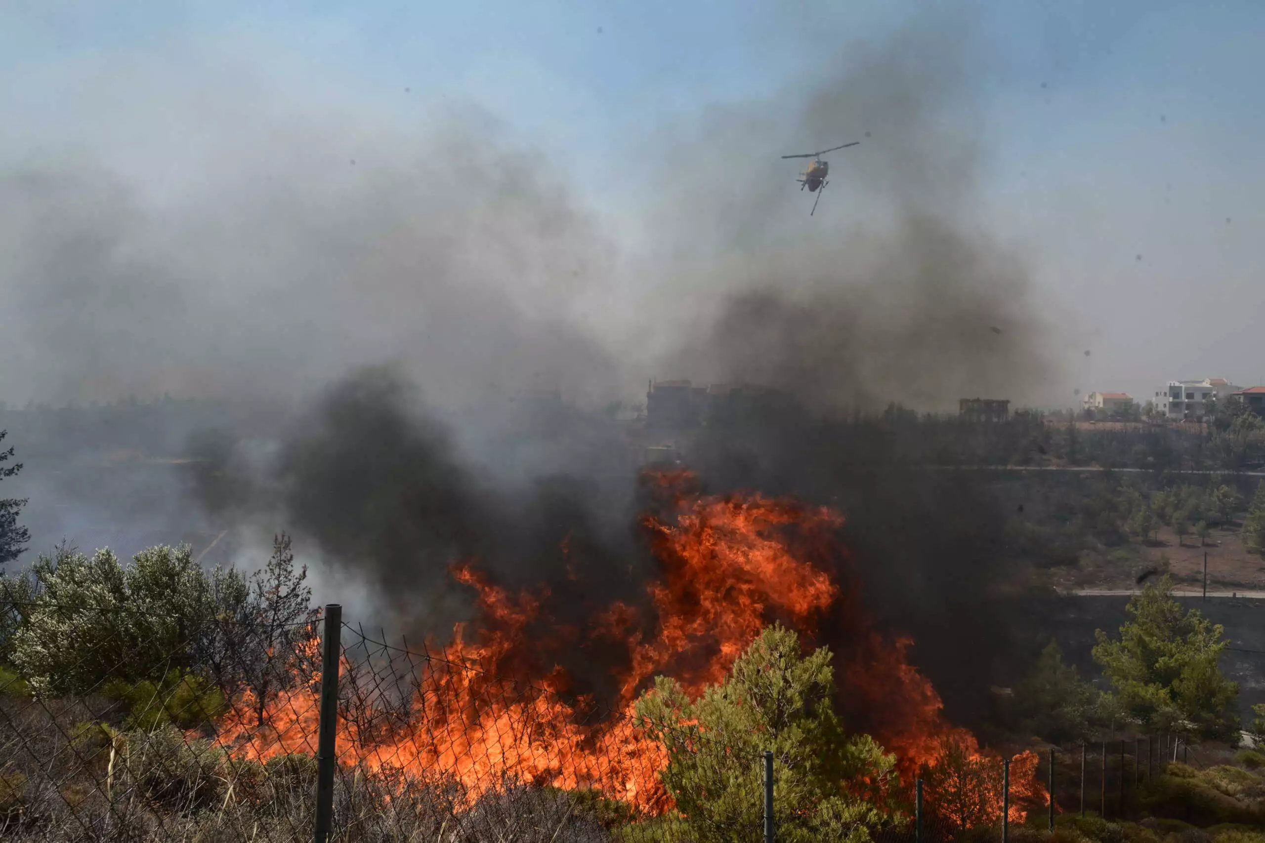 Πυρκαγιά στην Πιερία: Διακοπή της κυκλοφορίας των συρμών στο Λιτόχωρο (upd)