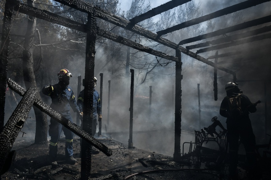 Συνεχίζεται το πλιάτσικο από Ρομά στα καμένα της Πεντέλης – Νέες προσαγωγές