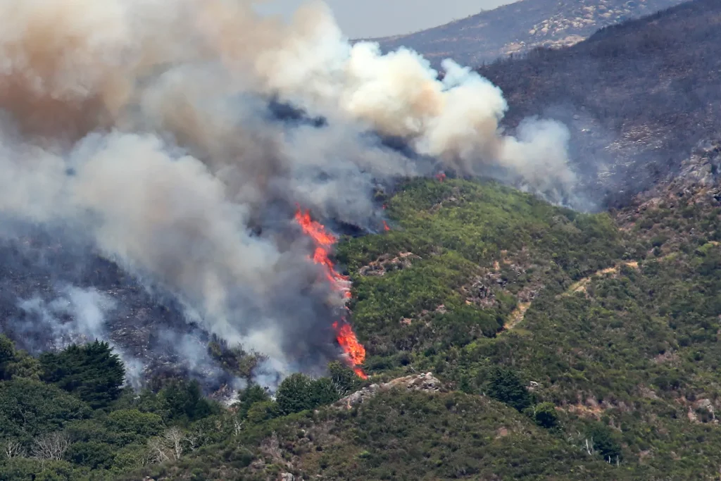 Πορτογαλία: Τεράστια πυρκαγία στο νότιο τμήμα της Μαδέρας – Εκτείνεται σε 3 μέτωπα (βίντεο)