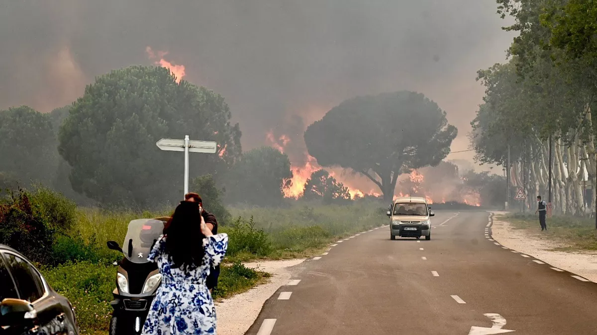 Γαλλία: 3.000 παραθεριστές απομακρύνθηκαν από κάμπινγκ λόγω πυρκαγιάς (φωτο-βίντεο)