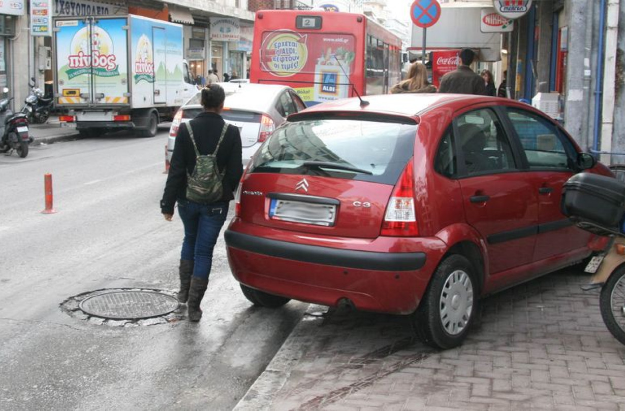 Ελλάδα: Κάτοικοι «τιμωρούν» τους παραβάτες παράνομης στάθμευσης με σπρέι και γκράφιτι (βίντεο)