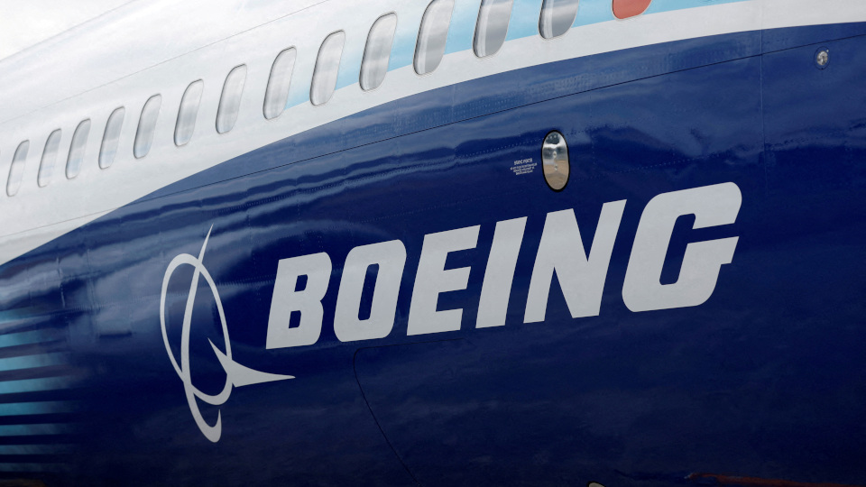 Νέα προβλήματα για την Boeing: Διέκοψε τις πτητικές δοκιμές του 777X έπειτα από βλάβη σε αεροπλάνο