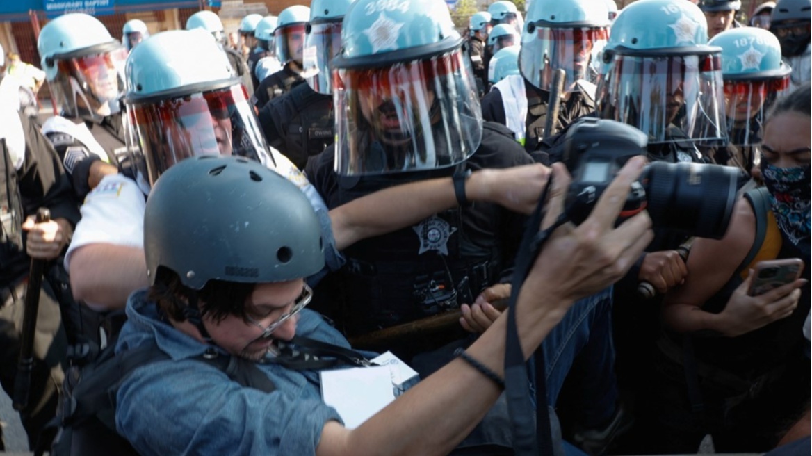 Διαδηλωτές συγκρούστηκαν με αστυνομικούς έξω από το Συνέδριο των Δημοκρατικών στο Σικάγο (βίντεο)