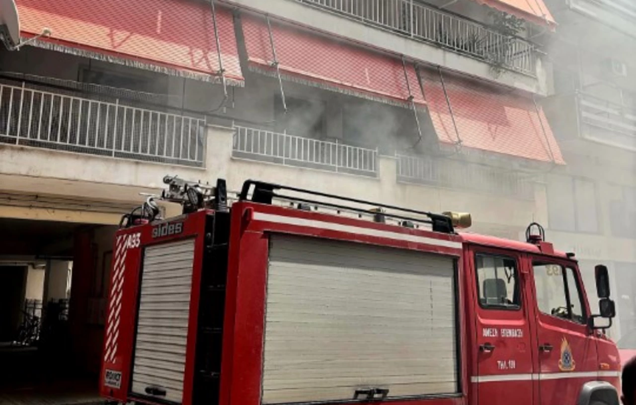 Στις φλόγες τυλίχθηκε διαμέρισμα στο κέντρο των Τρικάλων – Δείτε βίντεο