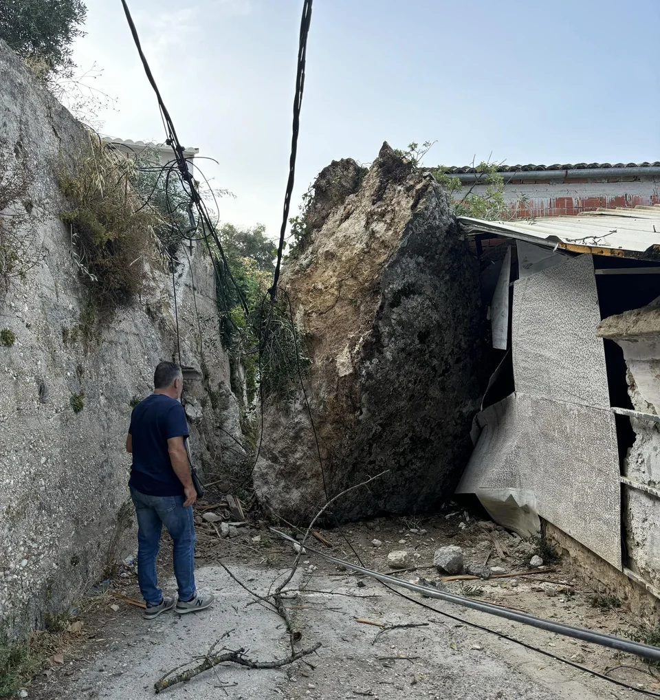 Τεράστιος βράχος αποκολλήθηκε από βουνό και έπεσε στον κεντρικό δρόμο ενός χωριού στην Κέρκυρα (φωτο)