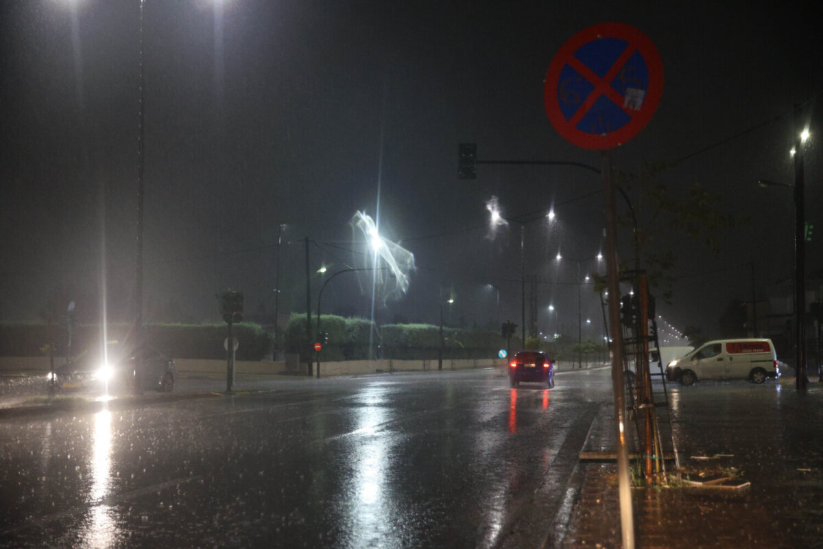 Θεσσαλία: Πλημμυρισμένοι δρόμοι και πεσμένα δέντρα από την κακοκαιρία – Πολλά προβλήματα στην Λάρισα (φωτό-βίντεο)