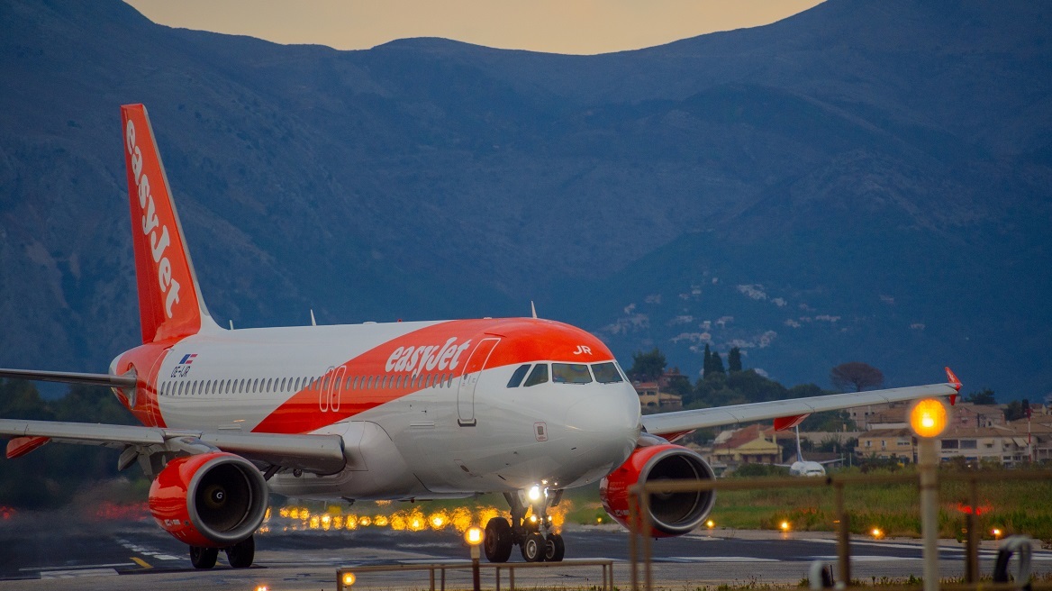 Easyjet: Εικόνες μέσα από το εσωτερικό του αεροσκάφους όπου έζησαν τον τρόμο 181 επιβάτες λόγω αναταράξεων (φωτό)