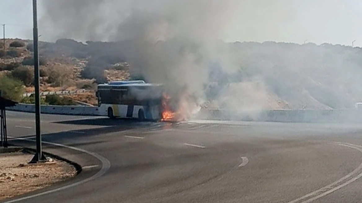 Στις φλόγες τυλίχτηκε λεωφορείο στη Λεωφόρο Ποσειδώνος στο ύψος της Βουλιαγμένης