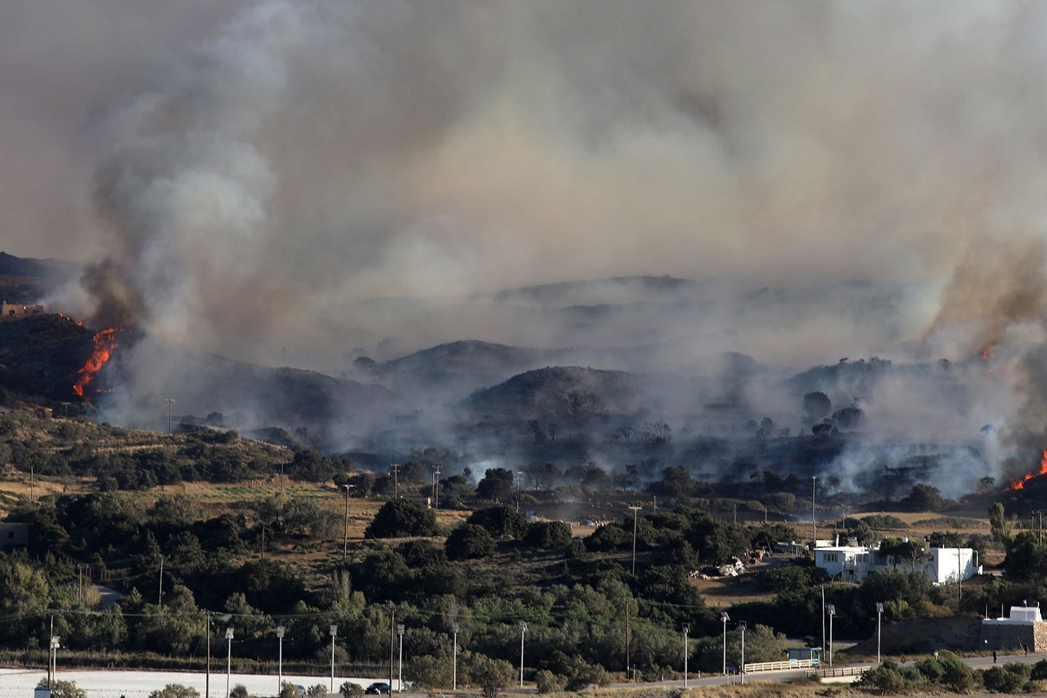 Φωτιά σε χωματερή στη Μήλο – Επιχειρούν δύο αεροσκάφη και ένα ελικόπτερο