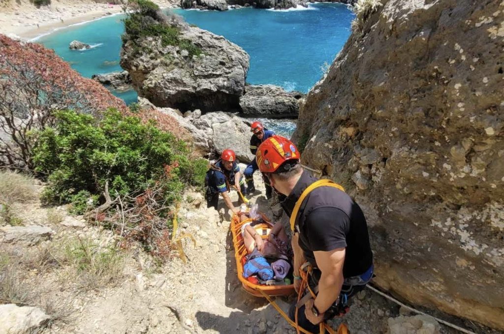 Τουρίστρια παγιδεύτηκε σε γκρεμό στην περιοχή Γυαλί της Κέρκυρας – Εικόνες από την διάσωσή της (βίντεο)