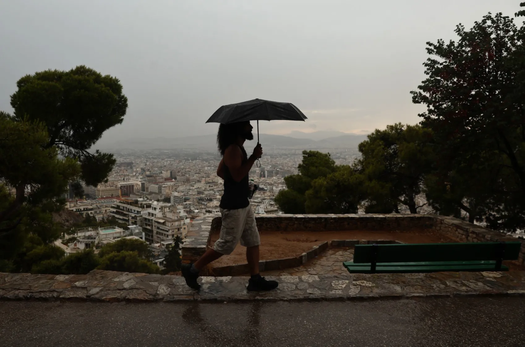 Απότομη επιδείνωση του καιρού τις επόμενες ημέρες: «Από την Πέμπτη θα θυμίζει προχωρημένο φθινόπωρο»