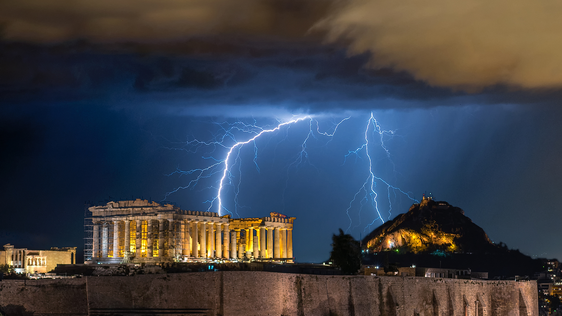 Καιρός: Έρχεται άστατο τριήμερο με καταιγίδες και μιλάνε για «περιορισμό στις μετακινήσεις»