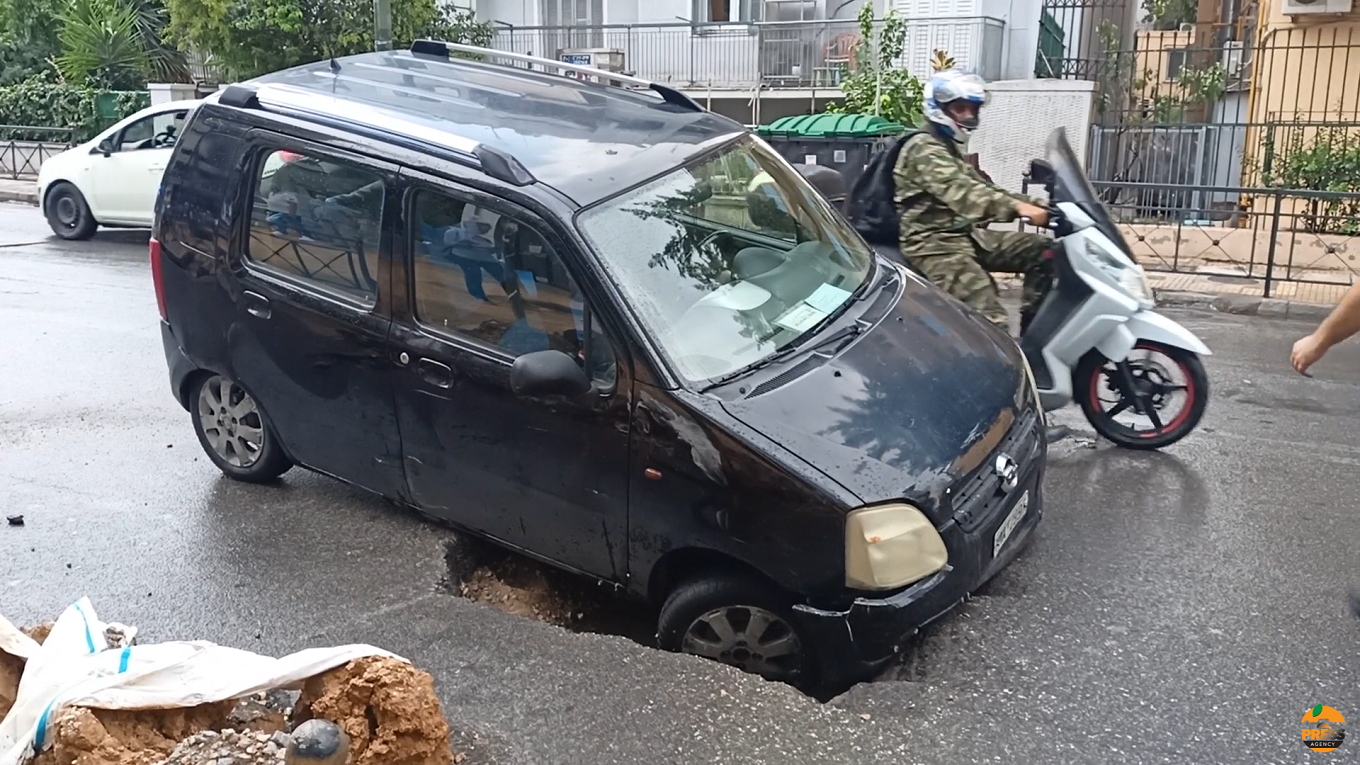 Με μία βροχή καταρρέουν οι δρόμοι της Αθήνας: Aυτοκίνητο έπεσε μέσα σε τρύπα στα Πατήσια (βίντεο)