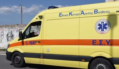 Εύβοια: Σφοδρή σύγκρουση νταλίκας με αυτοκίνητο – «Εκσφενδονίστηκε» σε αυλή σπιτιού η οδηγός του Ι.Χ.