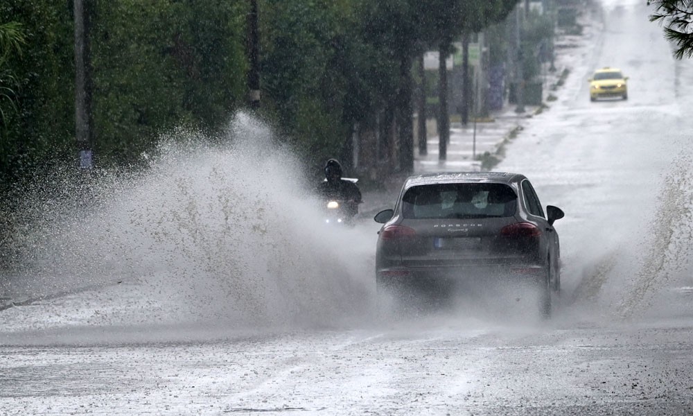 Οδήγηση: Γιατί κινδυνεύεις με πρόστιμο 200 ευρώ όταν βρέχει – Αυτό είναι το λάθος που πρέπει να αποφύγεις