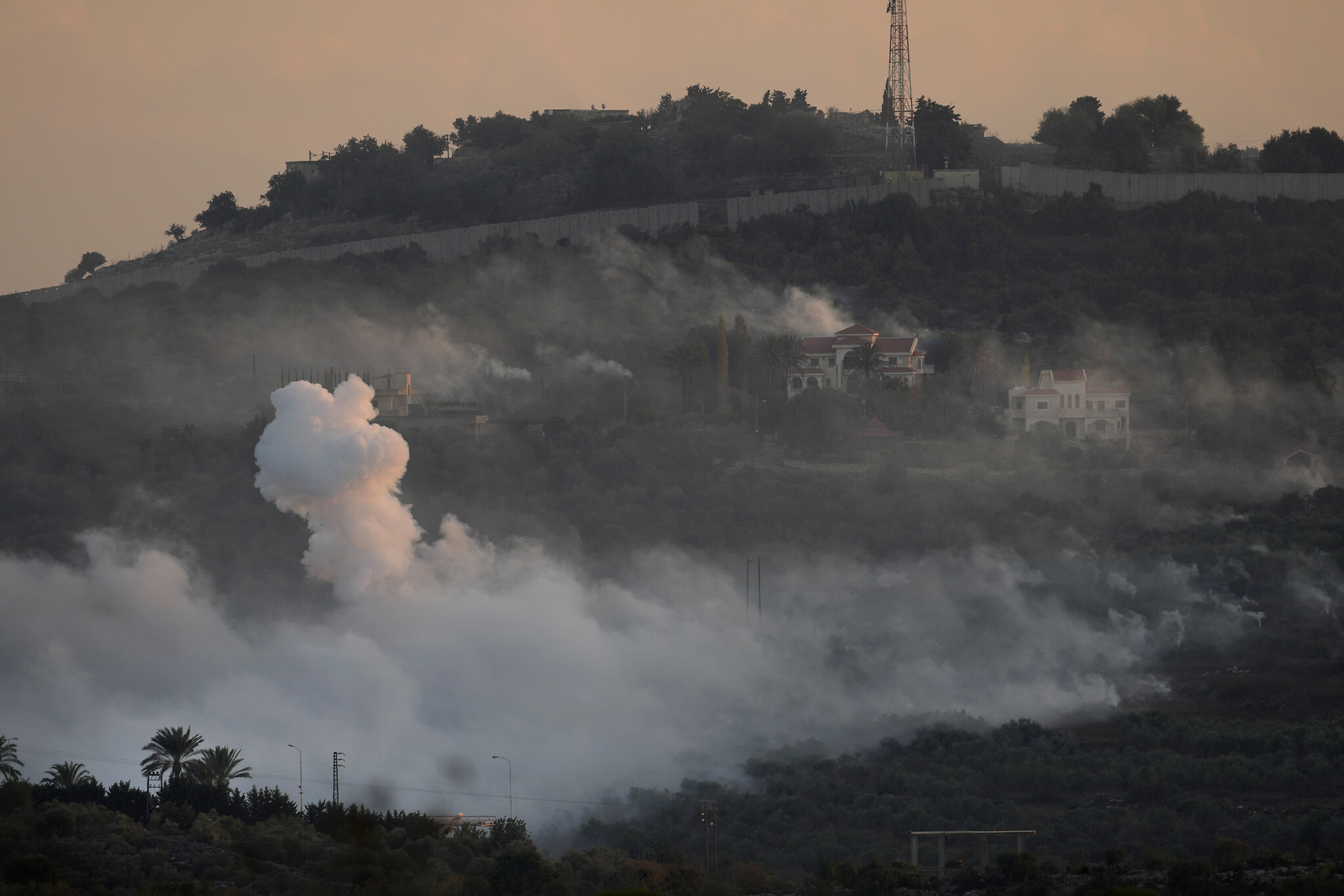 Χτυπήματα της Χεζμπολάχ εναντίον ισραηλινών στρατιωτικών βάσεων στα σύνορα με τον Λίβανο (βίντεο)