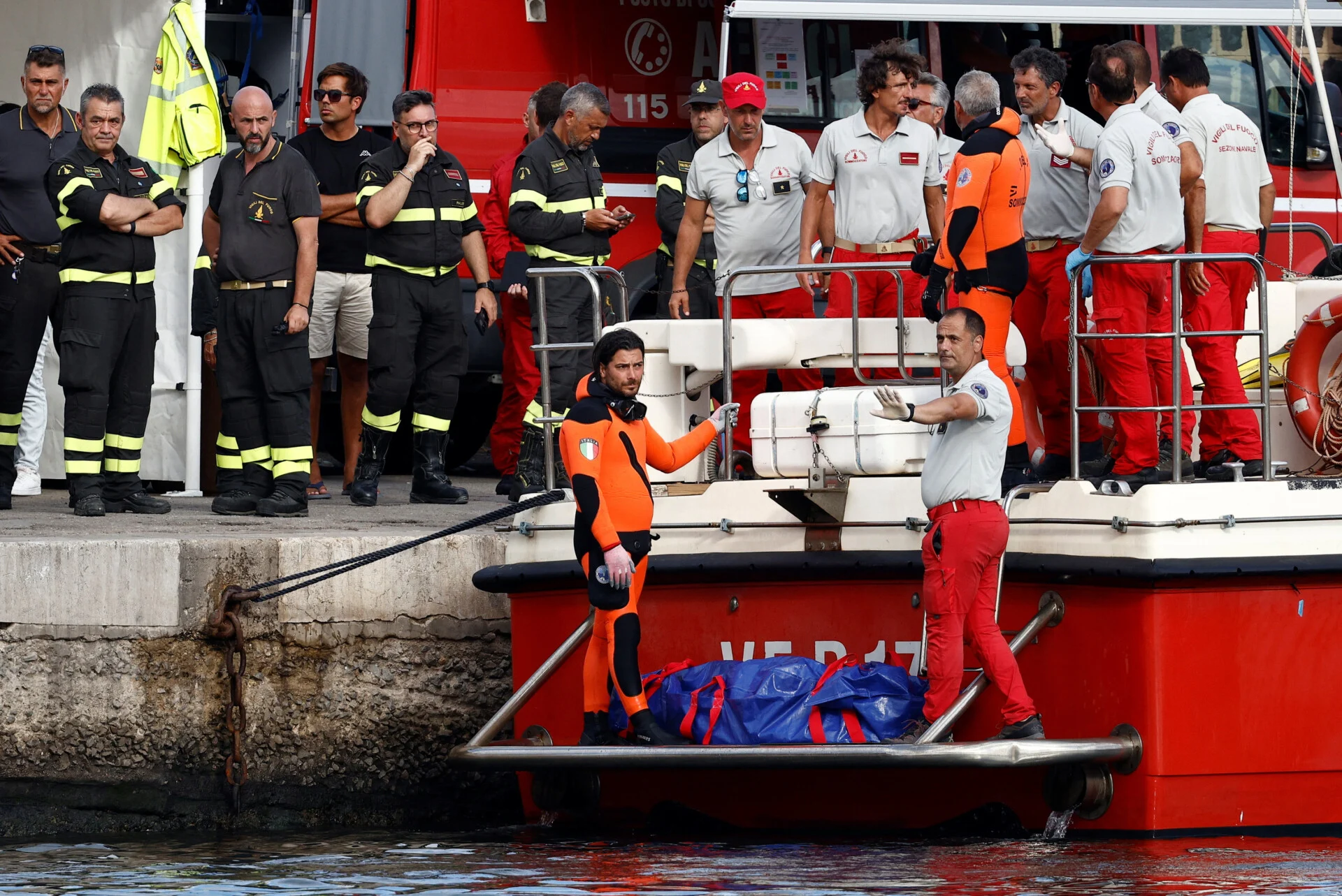 Σικελία: Μέλος του πληρώματος της θαλαμηγού που βυθίστηκε κατέθεσε ότι ξύπνησε έγκαιρα τον καπετάνιο