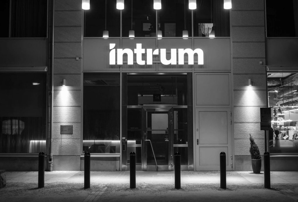 Intrum: Υπερχρεωμένη η μεγαλύτερη εταιρεία διαχείρισης χρέους στην Ευρώπη