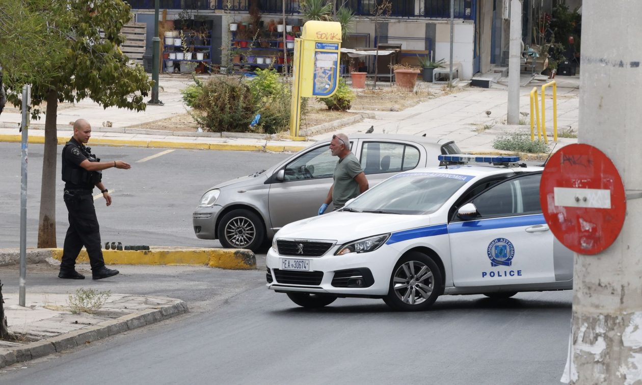 Κερατσίνι: Γνωστός στις αρχές ο άνδρας που πέταξε την τσάντα με την χειροβομβίδα – «Βαποράκι» νονού της νύχτας