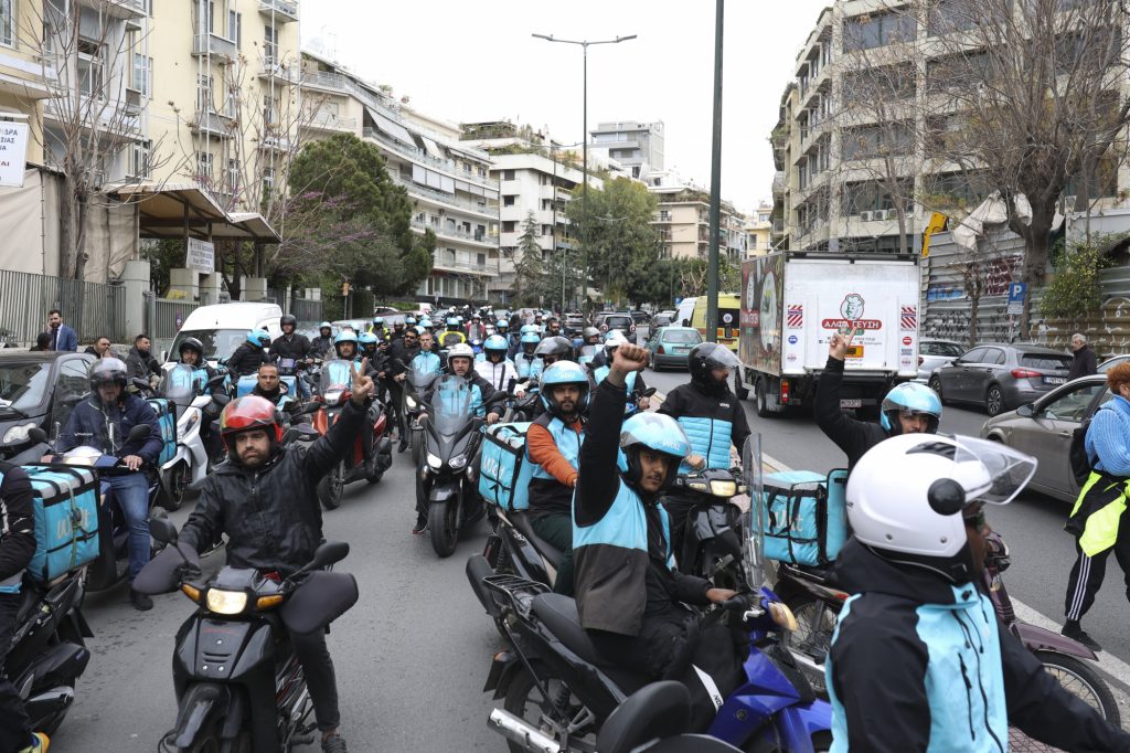 Θεσσαλονίκη: Ουρά από μηχανάκια delivery στο κέντρο στην Αγίας Σοφίας