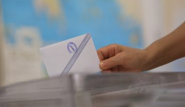 Opinion Poll: Μικρό προβάδισμα Χ.Δούκα στο ΠΑΣΟΚ – Σε χαμηλές «πτήσεις» η ΝΔ