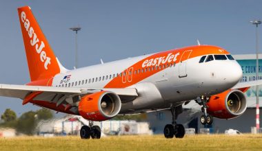 «Πανικός» σε πτήση της easyJet από Λονδίνο προς Κω: Επιβάτης προσπάθησε να ανοίξει την πόρτα του αεροπλάνου (βίντεο)