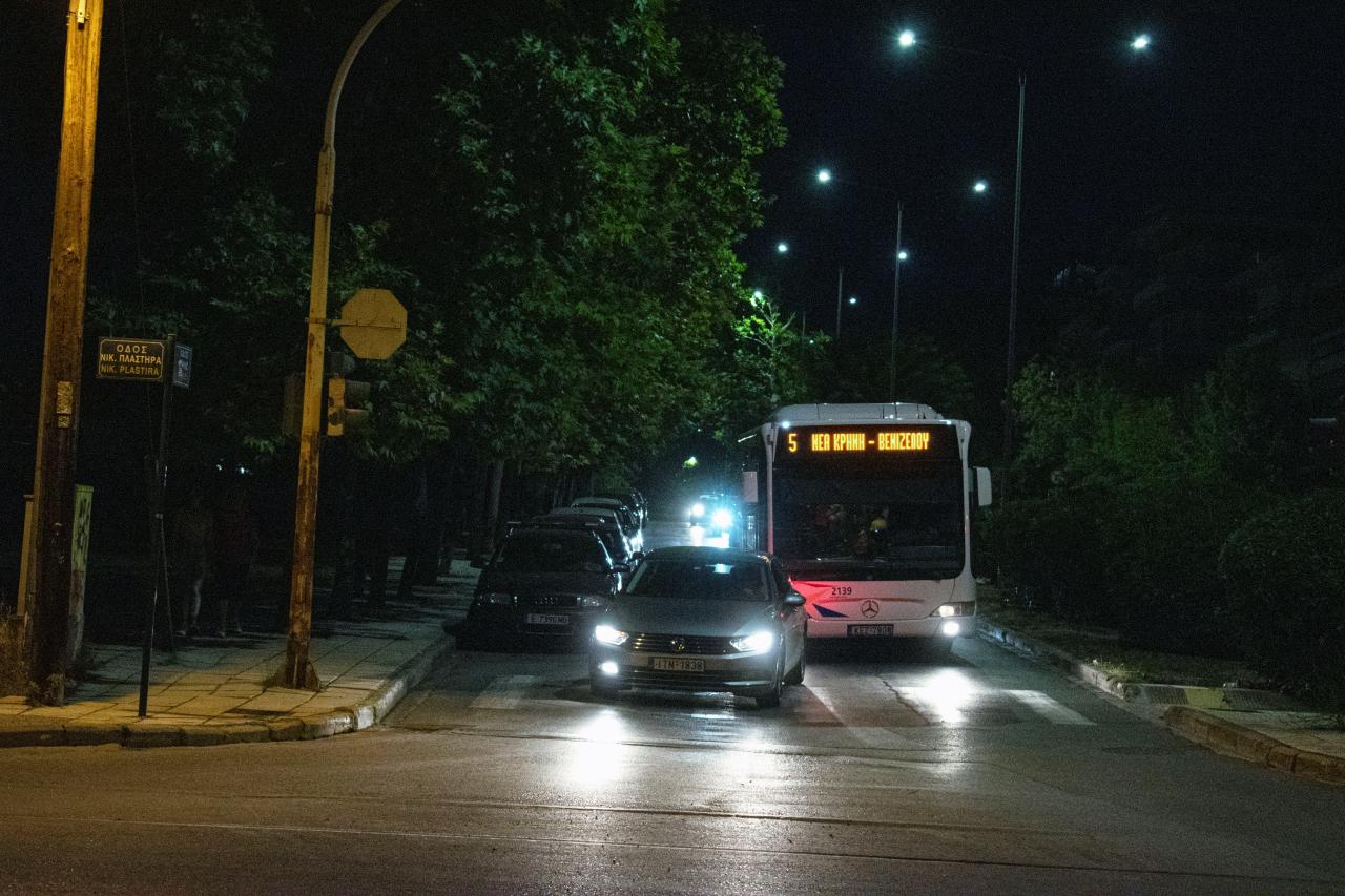 Επίθεση με πέτρες σε αστικό λεωφορείο της Παλλήνης – Τρομοκρατημένοι οι επιβάτες