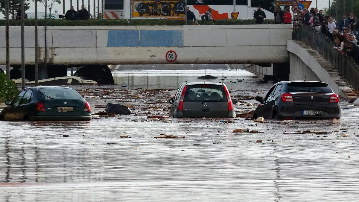 Αττική: Πλημμύρισαν δρόμοι και το Μετρό – Πάνω από 17.000 κεραυνοί