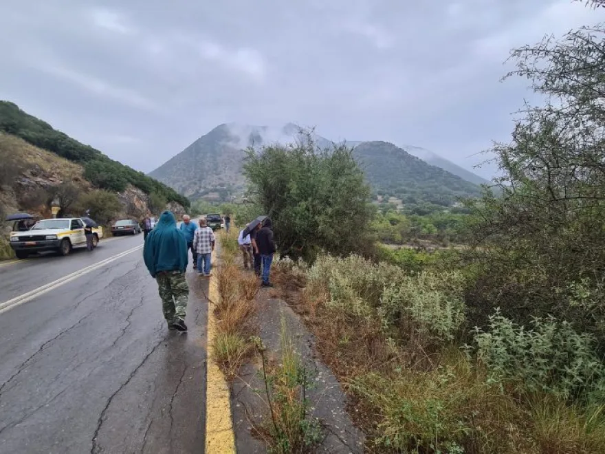 Καλάβρυτα: Αυτοκίνητο έπεσε σε γκρεμό λόγω της ολισθηρότητας του δρόμου από την βροχή – 3 τραυματίες (φωτο)