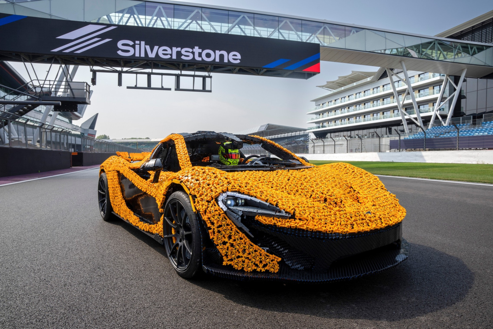 Ο Lando Norris οδήγησε μια McLaren P1 από LEGO στην πίστα